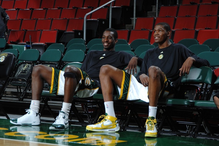 前队友：还记得杜兰特头回喝葡萄酒的样子 他想更成熟想融入球队